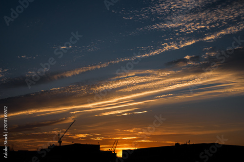 夕方の雲とシルエット