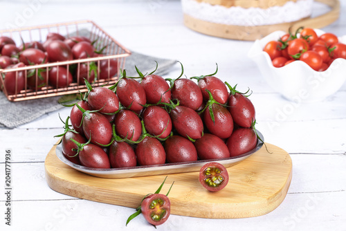 Foto Fresh Fujian Bullet Tomatoes on Wooden Board with Pearl Variety Display