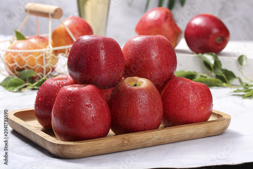 Obraz na płótnie Fresh Red Apples on Wooden Tray with Water Droplets - Healthy Organic Fruit Disp