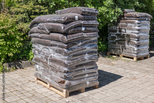 Fotografie Bulk Garden Mulch Bags Stacked on Pallets for Landscaping Supply