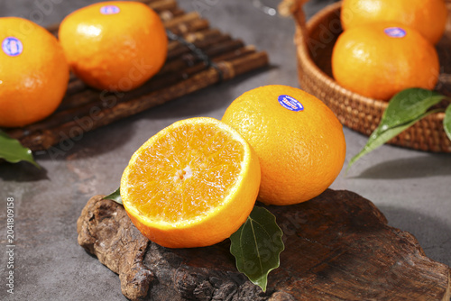 Valokuva Fresh Guangxi Oranges with Thin Skinned Bergamot Citrus on Rustic Wood Display