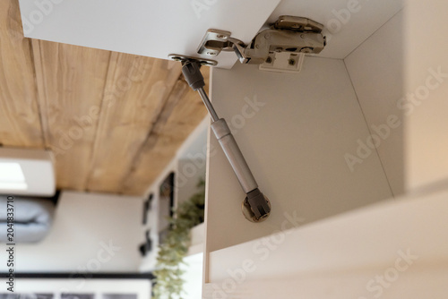 Foto Spring hinge for a camper van cabinet