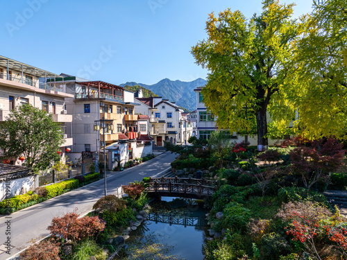 Fotografie Huanxi Millennium Village, Tonglu - Ancient Jiangnan Architecture with Ginkgo Tr