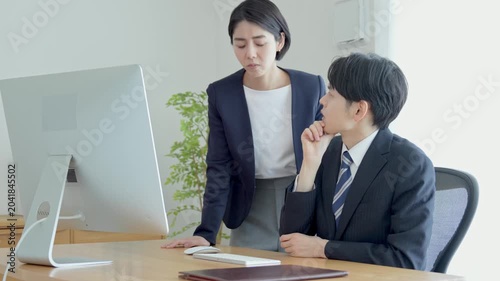 悩む上司と部下