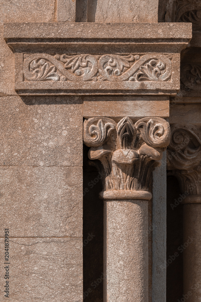 Obraz premium elements of architectural decorations of buildings, ancient arches and columns, pommel and patterns, on the streets in Catalonia, public places.