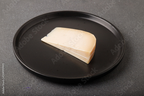 Foto Heady or winy goat - Ukrainian sharp cheese made from goat milk and aged in wine