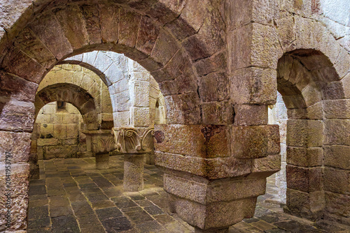 Foto Interior of the ancient romanesque crypt of the Monastery of San Salvador of Ley