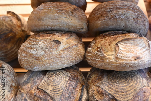 Foto Close-Up of Fresh Artisan Bread Loaves with Golden Crust