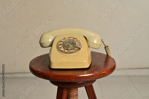 Bild auf Leinwand an old telephone with rotary dial