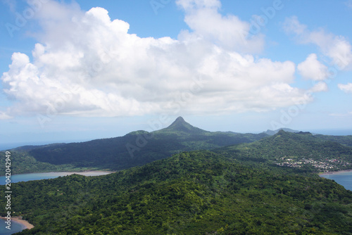 Vue aérienne de Mayotte et du mont choungui entouré de forêt tropicale dense