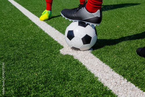 Canvas Print Symbolbild Fußball: Fußballer führen den Anstoß aus