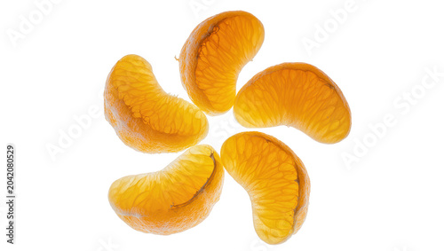 Foto Five orange mandarin segments arranged in a circle