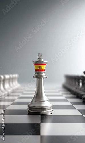 Pieza de ajedrez con bandera de España sobre fondo blanco