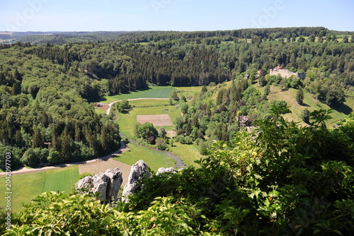 Blick auf das große Lautertal von der Ruine Hohengundelfingen
