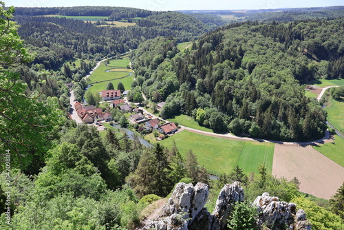 Blick auf das große Lautertal von der Ruine Hohengundelfingen