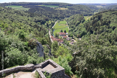 Blick auf das große Lautertal von der Ruine Hohengundelfingen