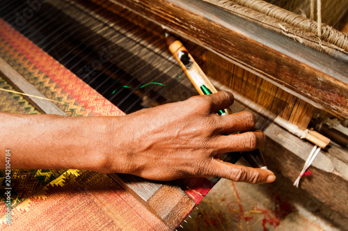 Картината върху платно Weaving Kanchipuram silk sari.
