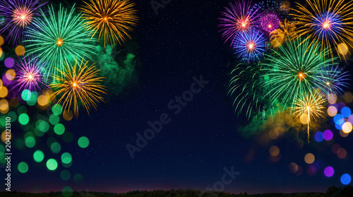 Fuochi d'artificio colorati nel cielo notturno. Generative AI 