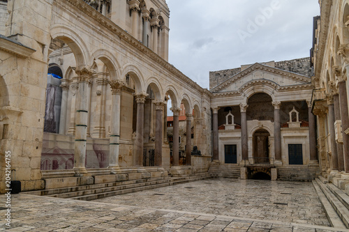 Obraz na plátne Empty Peristyle square of Diocletian's Palace on an overcast morning, Split, Cro
