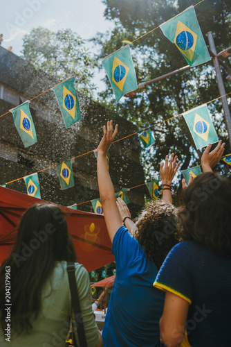 Foto Torcedores brasileiros durante jogo do Brasil na Copa do Mundo 2022 na praça da