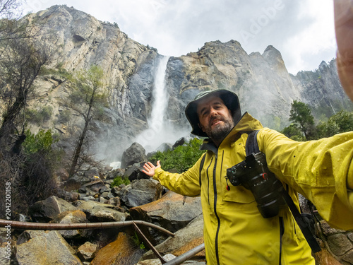 Tablou pe pânză Man taking selfie at bridalveil fall yosemite national park