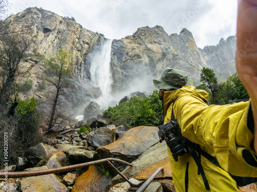 Billede på lærred Hiker documenting bridalveil fall in yosemite national park