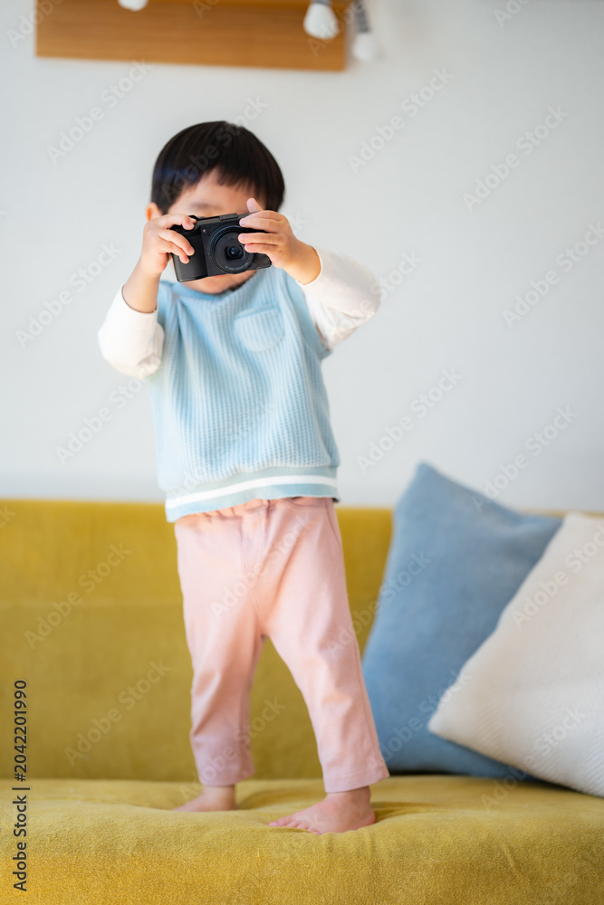 Φωτογραφία 親のデジカメで遊ぶ3歳の男の子