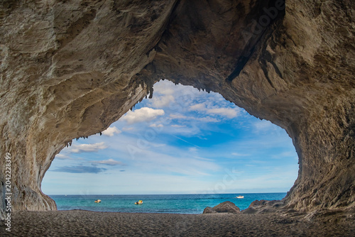 Foto Cala Luna in Sardinia features beautiful cliffs and crystal-clear waters