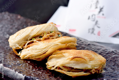 Foto Crispy Flaky Chinese Stuffed Pancakes with Savory Meat Filling