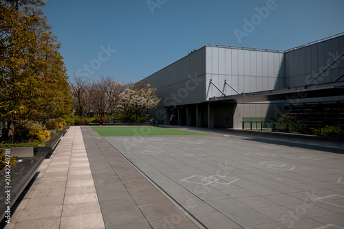 Cuadro en lienzo Tokyo, Japan - March 28, 2026: Trees and open plaza on rooftop of Ginza Six in T