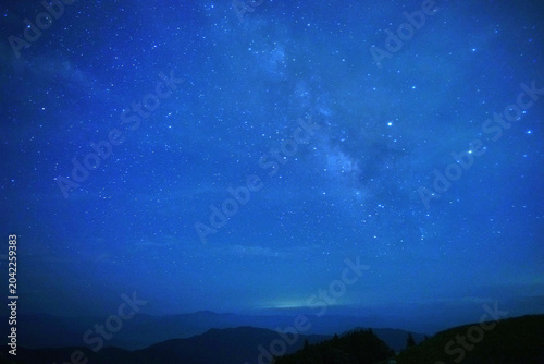 Tableau sur toile 深く澄み渡る青い夜空に輝く満天の星々を捉えた生石高原の絶景パノラマ