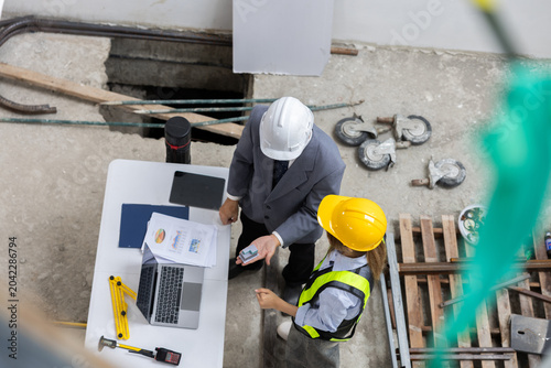 Foto Top view of serious construction engineer and professional manager discussing ar