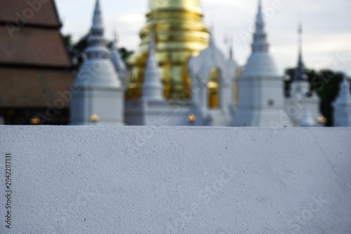 Fotografia Spiritual Background Layout Featuring White Wall and Defocused Golden Chedi