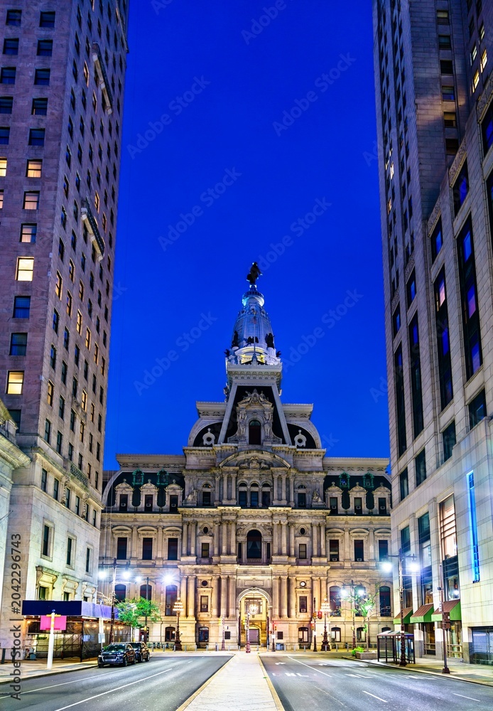 Obraz premium Philadelphia City Hall seen from Broad Street at sunset in Pennsylvania, United States on September 5, 2023