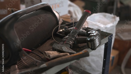 Foto Dusty Garage With Scattered Mechanical Tools