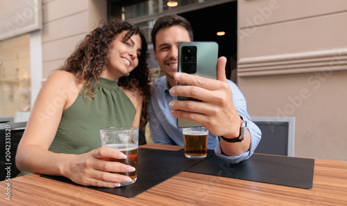 Konstfotografi A man and a woman are on a video call while having a beer