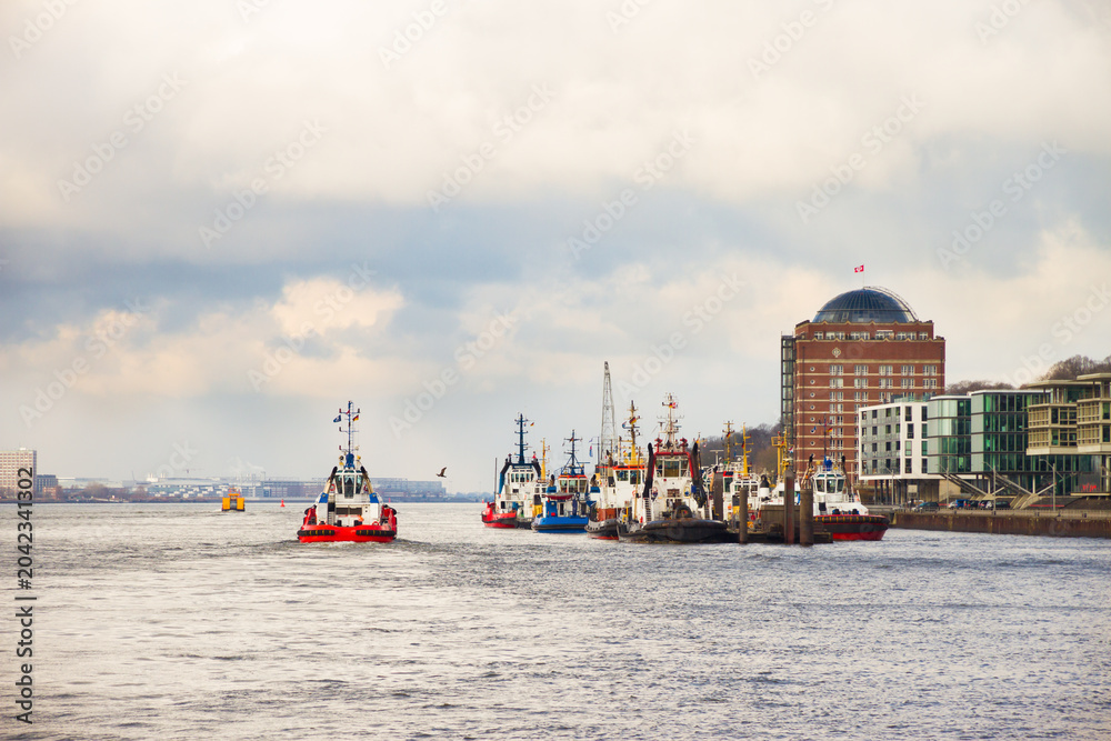 Obraz premium Tugboats on the Elbe River in Hamburg, Germany