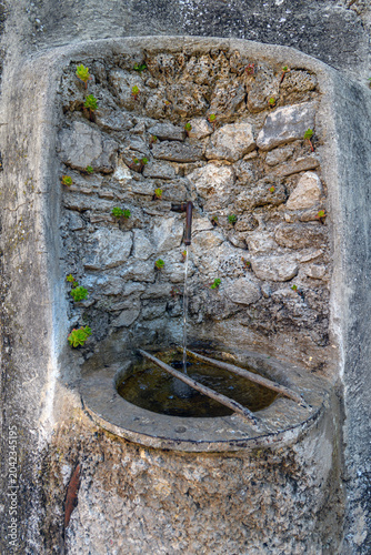 Cuadro en lienzo Fontana pubblica in pietra