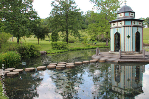 Foto folly and lake in a park in apremont-sur-allier in france
