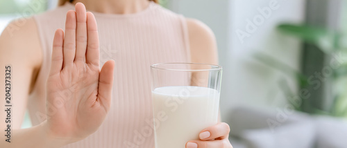 Plakat 牛乳を拒否する手のクローズアップ 乳糖不耐症と牛乳アレルギーのイメージ