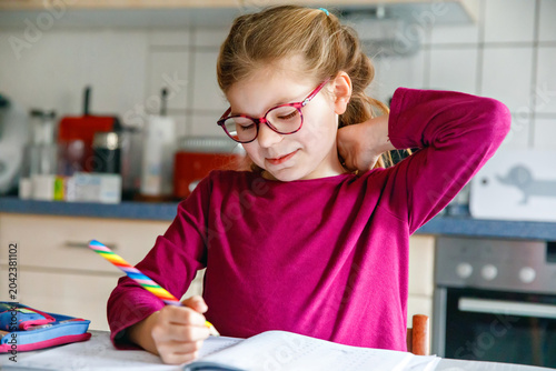 Foto Little school girl learning at home