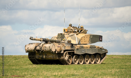 Fotografía British army CR2 FV4034 Challenger 2 II main battle tank in action on a military