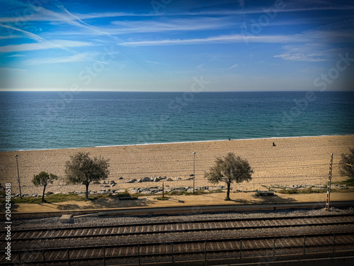 Fotografi Playa de Ocata y línea ferroviaria de la costa del Maresme vistas desde altura —