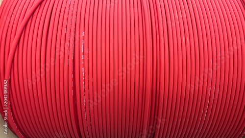 Photos Czerwony kabel, nawinięty na szpulę.