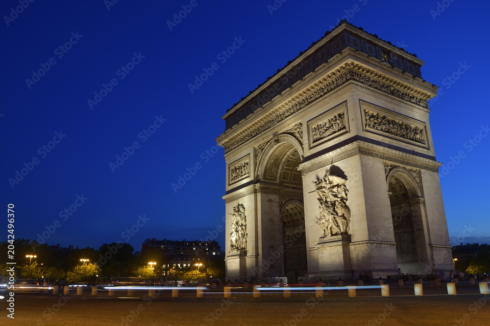 Fototapeta premium Arc de Triomphe illuminated during blue hour in Paris, France, May 27, 2026