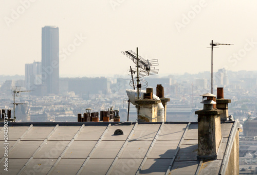 Foto Paris rooftop, with antennas and distant Tour Montparnasse
