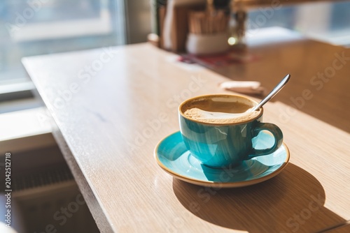 TAZA DE CAFÉ Y GRANO DE CAFÉ