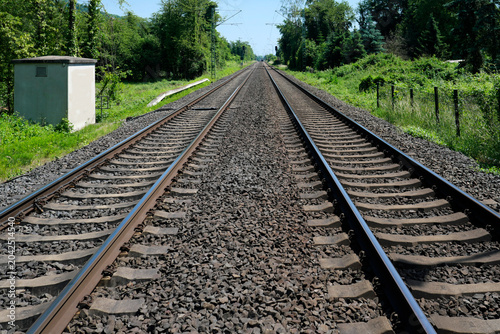 Foto Zweigleisige gerade Bahnstrecke bis zum Horizont - Stockfoto