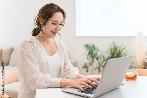 Konstfotografi Women using laptops (typing, teleworking, side jobs, part-time work)