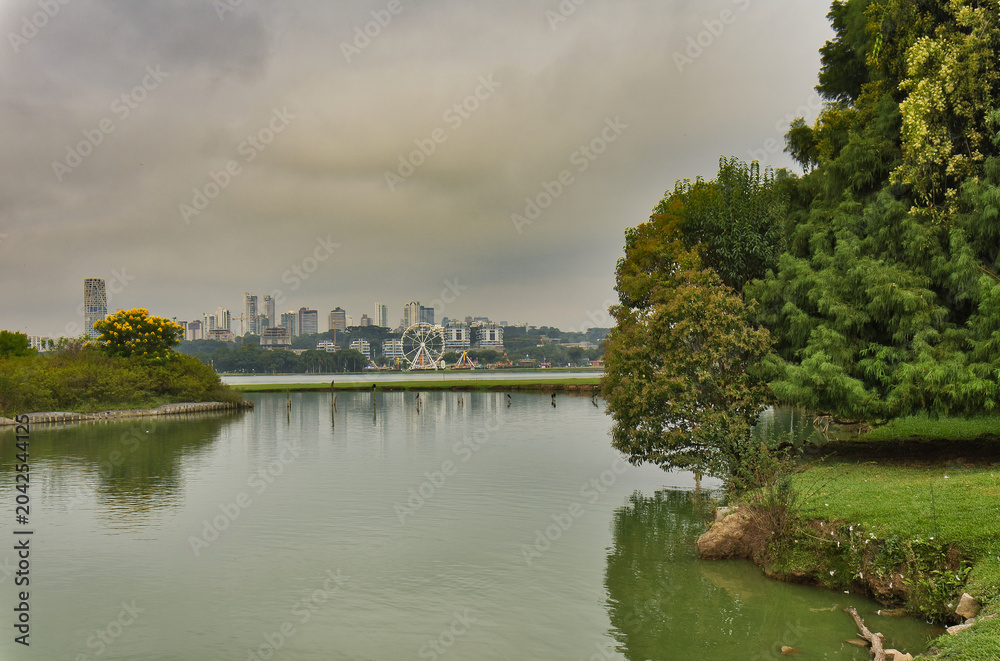 Fototapeta premium Imagem de lago com parque de diversões